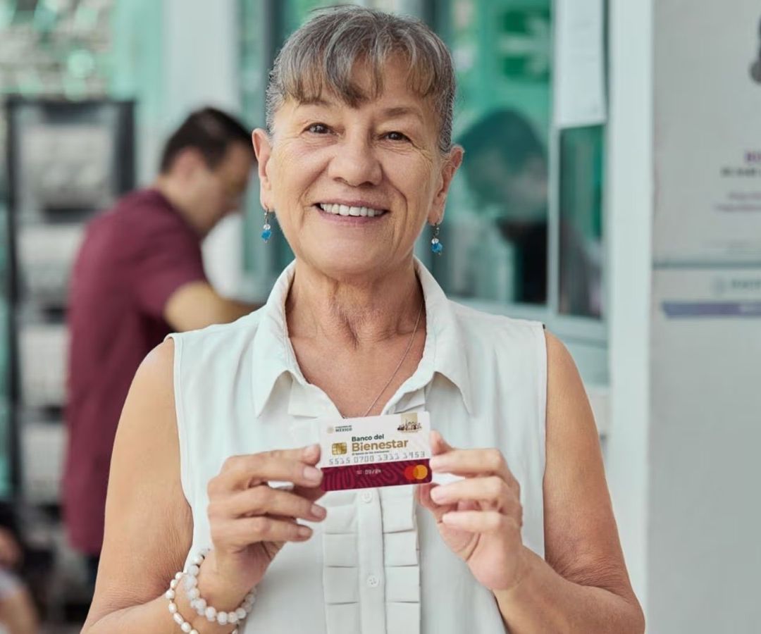 Adulta Mayor con tarjeta de Bienestar